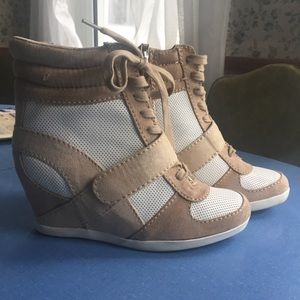 SIMPLY VERA VERA WANG WEDGE HEEL SNEAKERS